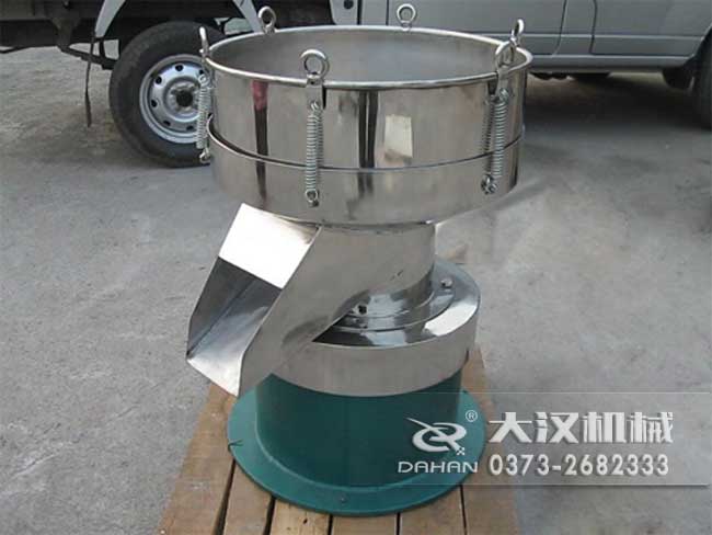 涂料振動篩由：框體，振動斗，出料口，振動電機底座等部件組成
