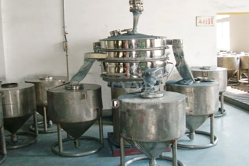 振蕩篩主要特點(diǎn)：換網(wǎng)容易，全封閉模式粉末不飛揚(yáng)，可連續(xù)作業(yè)