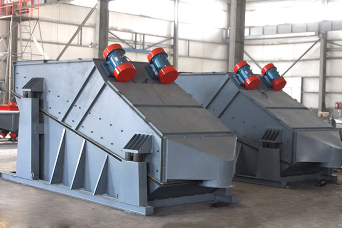 ZSG礦用振動(dòng)篩采用雙電機(jī)振動(dòng)，電機(jī)位置安裝在頂部，便于更好的傳遞振動(dòng)力。