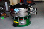800型單層三次元振動(dòng)篩，產(chǎn)量可達(dá)800kg/h。